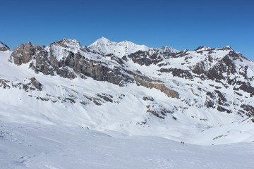 Fototapeta na wymiar alpinisme hivernal dans les Alpes