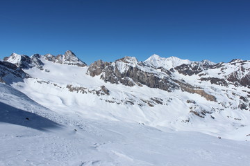 Fototapeta na wymiar alpinisme hivernal dans les Alpes