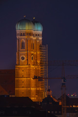 Fototapeta premium München bei Nacht, Türme der Frauenkirche in München