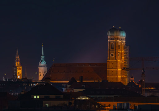 M&uuml;nchen bei Nacht, Skyline mit Frauenkirche und Alter Peter