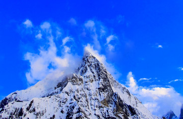 Met sneeuw bedekte Mitre-piek in de buurt van de K2 in het tha Karakoram-gebergte