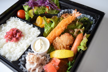 幕の内弁当　高級弁当　弁当　豚肉　唐揚げ　エビフライ　ウインナー　メンチ　コロッケ　ハンバーグ
