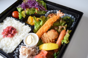 幕の内弁当　高級弁当　弁当　豚肉　唐揚げ　エビフライ　ウインナー　メンチ　コロッケ　ハンバーグ