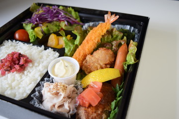 幕の内弁当　高級弁当　弁当　豚肉　唐揚げ　エビフライ　ウインナー　メンチ　コロッケ　ハンバーグ