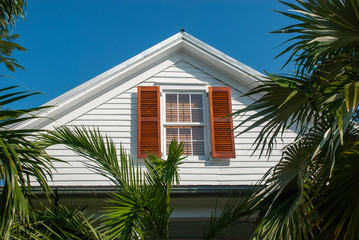 Fototapeta na wymiar Fenster und Dach eines karibischen Hauses auf Key West, Florida