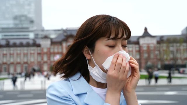 花粉症の女性・マスク