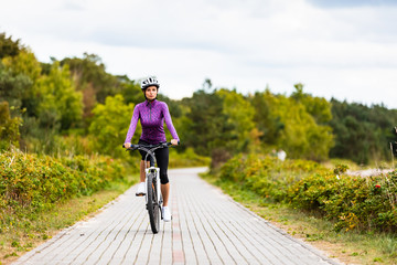 Obraz premium Young woman cycling