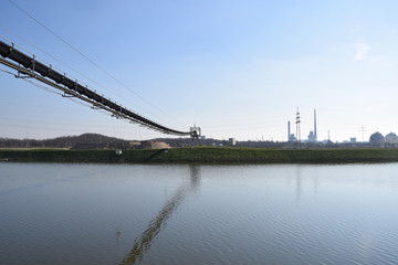 Großbaustelle mit Bagger und Förderband