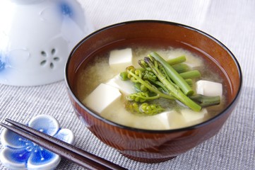 蕨の味噌汁　ワラビと豆腐の味噌汁　味噌汁