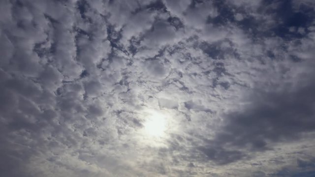 タイムラプス - 曇り空から青空への移り変わり