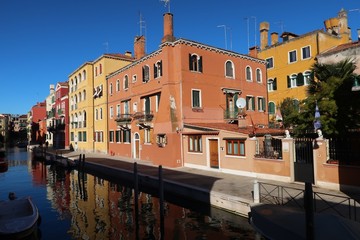 Fototapeta na wymiar Venise, maisons colorées dans le sestiere de Cannaregio (Italie)