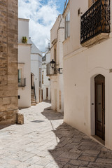 Obraz premium Spacer po Locorotondo. Wąskie uliczki i białe domy. Zjawiskowa Apulia, Włochy