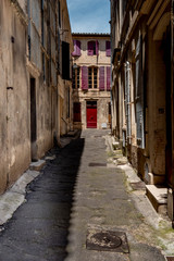 Fototapeta na wymiar streets of city of Arles located in french provence