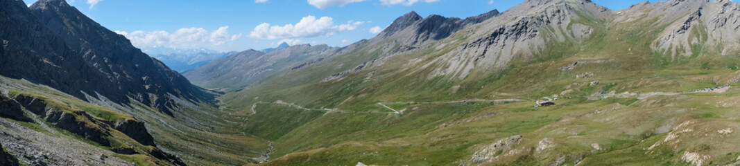 Naklejka premium Panarama de montagne et randonnée en forêt