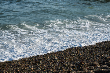 波が打ち寄せる海辺