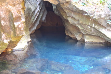 ラオスバンビエンにあるタムチェン洞窟の湖