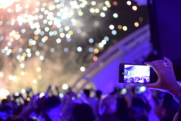 スマートフォンに映る打ち上げ花火