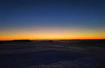 Fototapeta na wymiar coucher de soleil en montagne