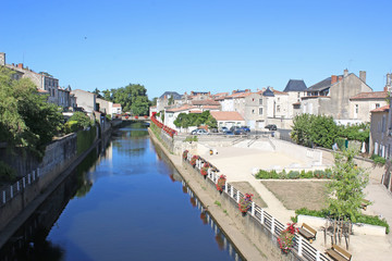 Obraz premium Fontenay le Comte by the river Vendee