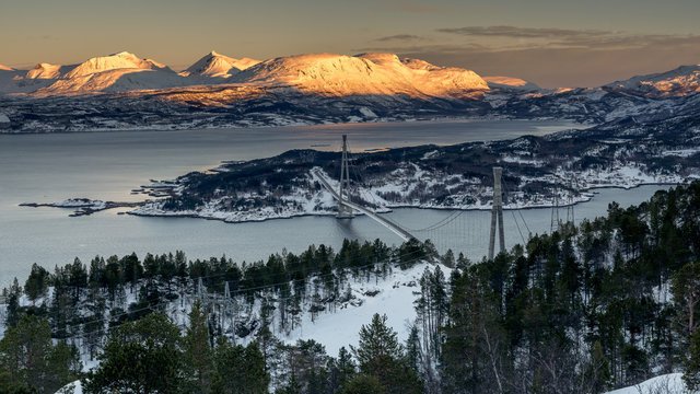 Ein Tal wartet auf die Sonne - A valley is waiting for the sun