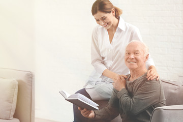 Obraz premium Volunteer with senior man indoors. Space for text