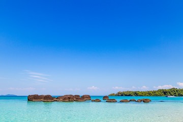 Rocher et eau claire de Thaïland paradis bleu