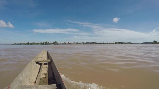 Collection Asie : Laos &agrave; bord d'une barque de p&ecirc;cheur