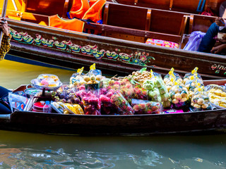 Fruits dans une barque en bois au marché flottant