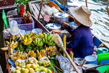 Fruits dans une barque en bois au marché flottant