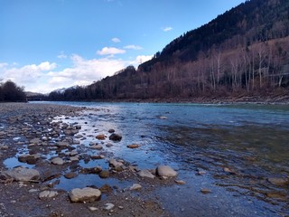 Spiegelung der Abendstimmung im Fluss