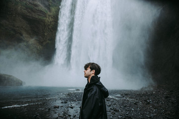 Obraz premium Man in front of the waterfall