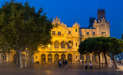 Naklejka premium old building in Barcelona at night