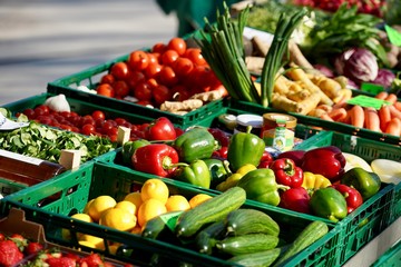 Marktauslage im Frühling - Gemüse rot, grün, gelb