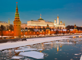 Obraz premium The Grand Kremlin Palace and Kremlin wall. Winter evening. Moscow. Russia