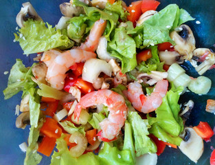 fresh salad with green salad, shrimps and sweet papper