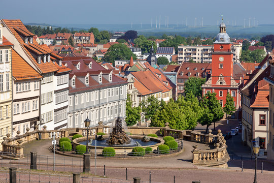 Wasserkunst und Geb&auml;ude am Schlossberg in Gotha, Th&uuml;ringen, Deutschland