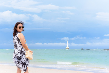Fototapeta na wymiar Woman tourist on the beach in Thailand