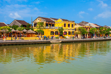 Fototapeta na wymiar Hoi An ancient town riverfront