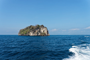 Naklejka premium Beautiful Landscape in Thailand with sea and rocks