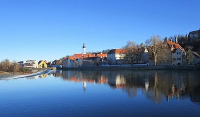 Fototapeta premium Landsberg am Lech mit Spiegelung, Stadtansicht vom Wasser