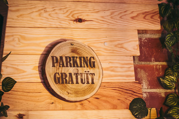Panneau en bois parking gratuit