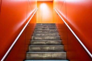 Fototapeta na wymiar Cage d'escalier aux murs orange