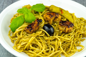 Spaghetti mit grünem Pesto