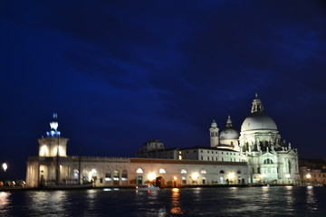 Fototapeta na wymiar Beautiful views of Venice at night