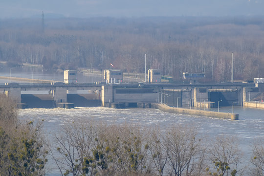 Blick von Wilhering auf das Donaukraftwerk Ottensheim in Oberösterreich