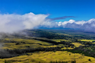 Fototapeta na wymiar Hawaii von oben - Luftbilder von Maui und Big Island. Bote von oben, Strände und Küsten, Wale von oben und Lavalandschaften