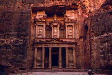 Al Khazneh (The Treasury) at Petra, jordan - obrazy, fototapety, plakaty