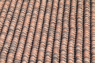 Toiture en tuiles romaines