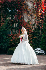Obraz na płótnie Canvas Portrait of a young beautiful bride with a bouquet