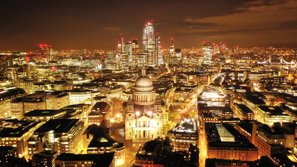 Obraz premium Aerial drone night shot of iconic landmark Saint Paul Cathedral in the heart of City financial district of London, United Kingdom